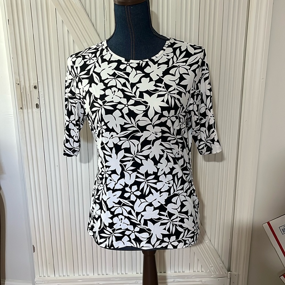Lands end elbow sleeve rash guard size small black and white floral